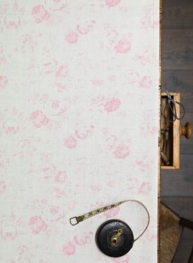 Charlotte Grande Soft Pinks on Cream approx 15m