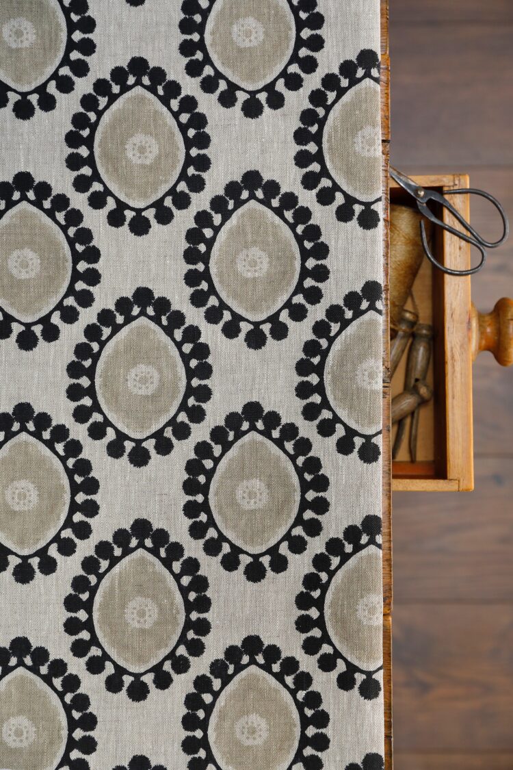 Souk Pipe and Henna on Dune Linen