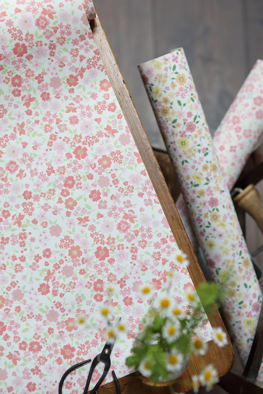 Sugarplum Daisy in Poppy & Blush Wallpaper - Peony & Sage Sugarplum Daisy in Poppy & Blush Wallpaper - Peony & Sage