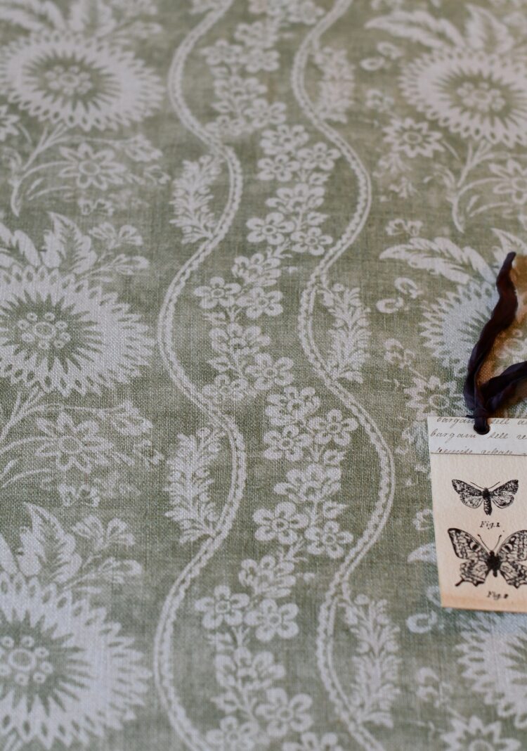 Sienna ~ Pomme on Ivory Linen