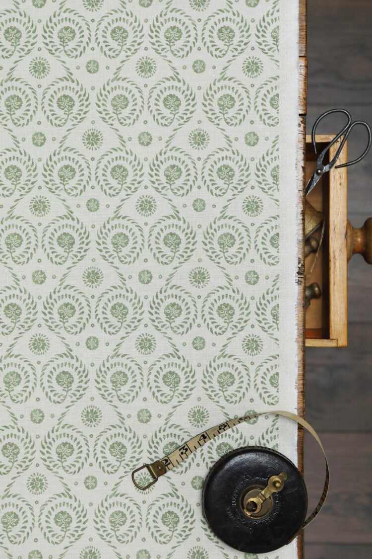 Zaatar Pomme on Cream Linen
