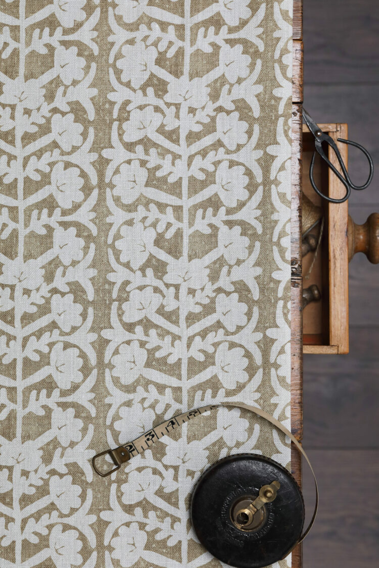 Antibes Grande Wheat on Chunky Linen