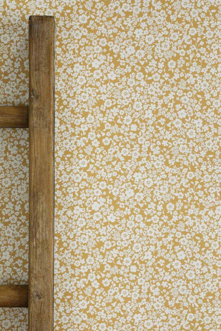 Sugarplum Daisy in Hay Wallpaper