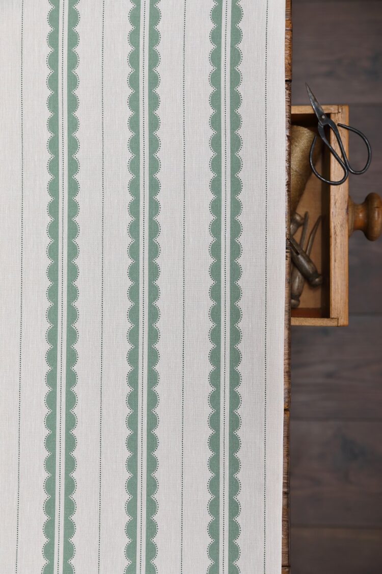 Scallop Vertical Jade On Ivory Linen