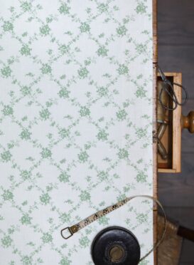 Giardino ~ Peapod on Ivory Linen
