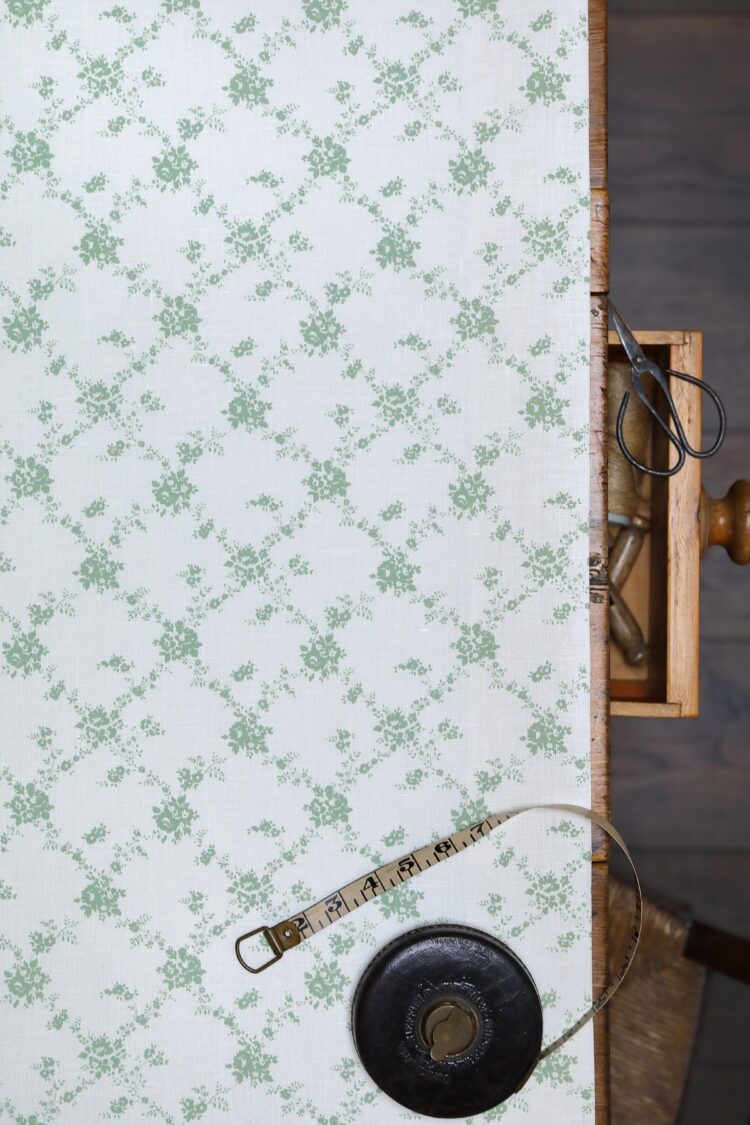 Giardino ~ Peapod on Ivory Linen