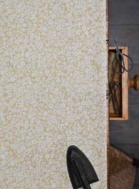 Sugar Plum Daisy Sand on Cream Linen