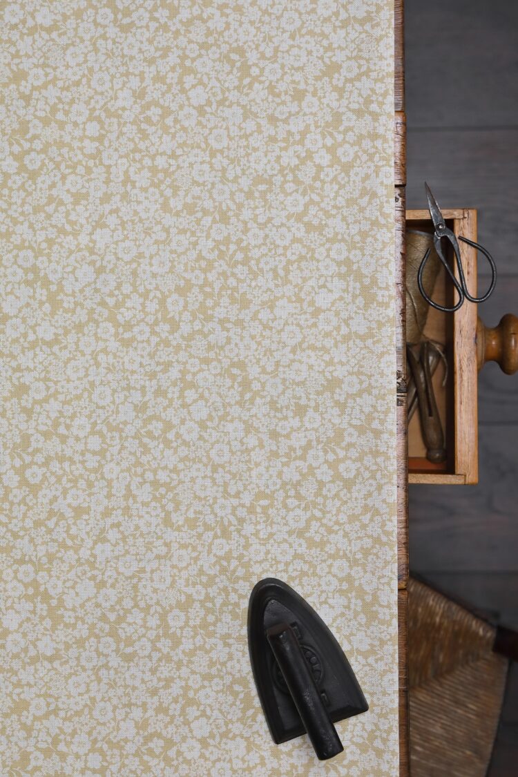 Sugar Plum Daisy Sand on Cream Linen