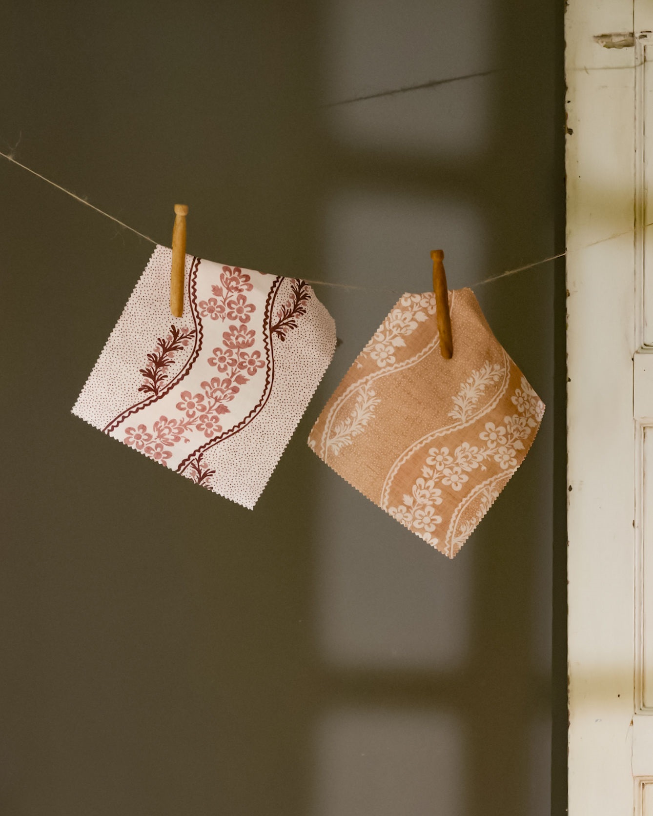 Sienna Daisies Summerfruits on Cream Linen - Image 3