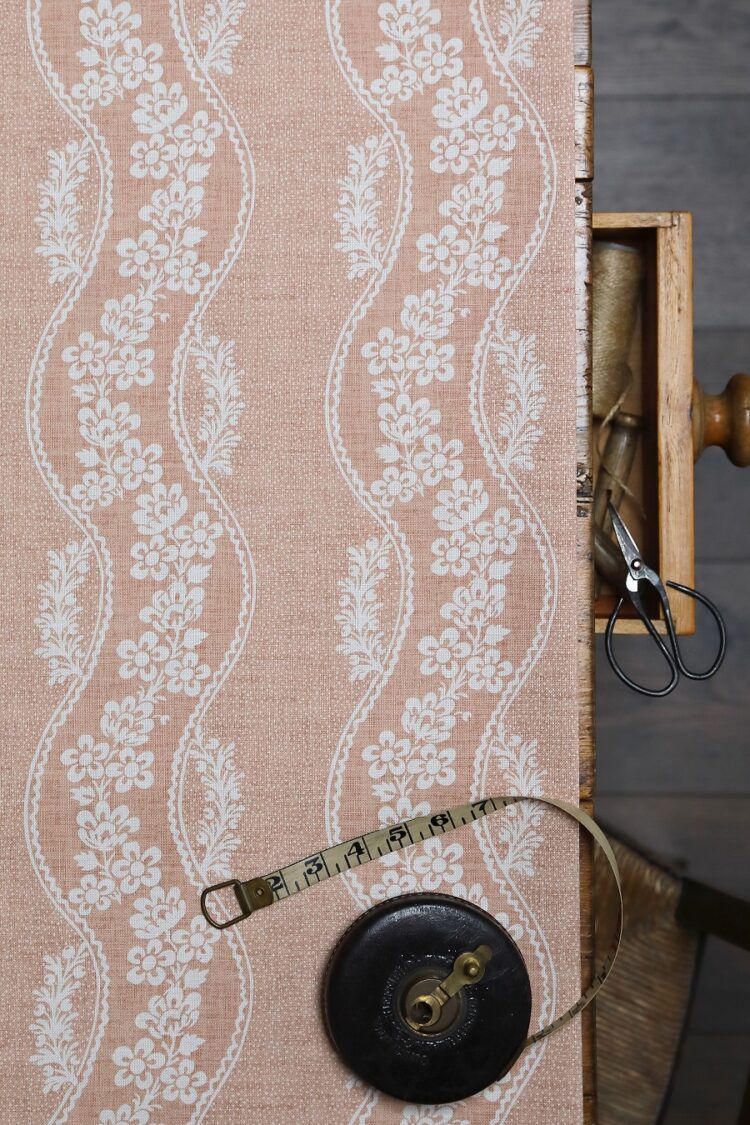 Sienna Daisies Cinnamon Blotch on Cream Linen
