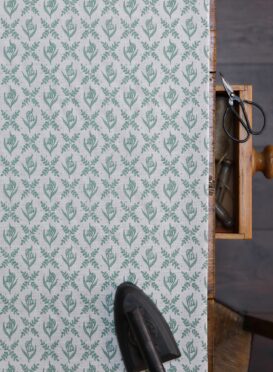 Tulip Trellis Mint on Cream Linen