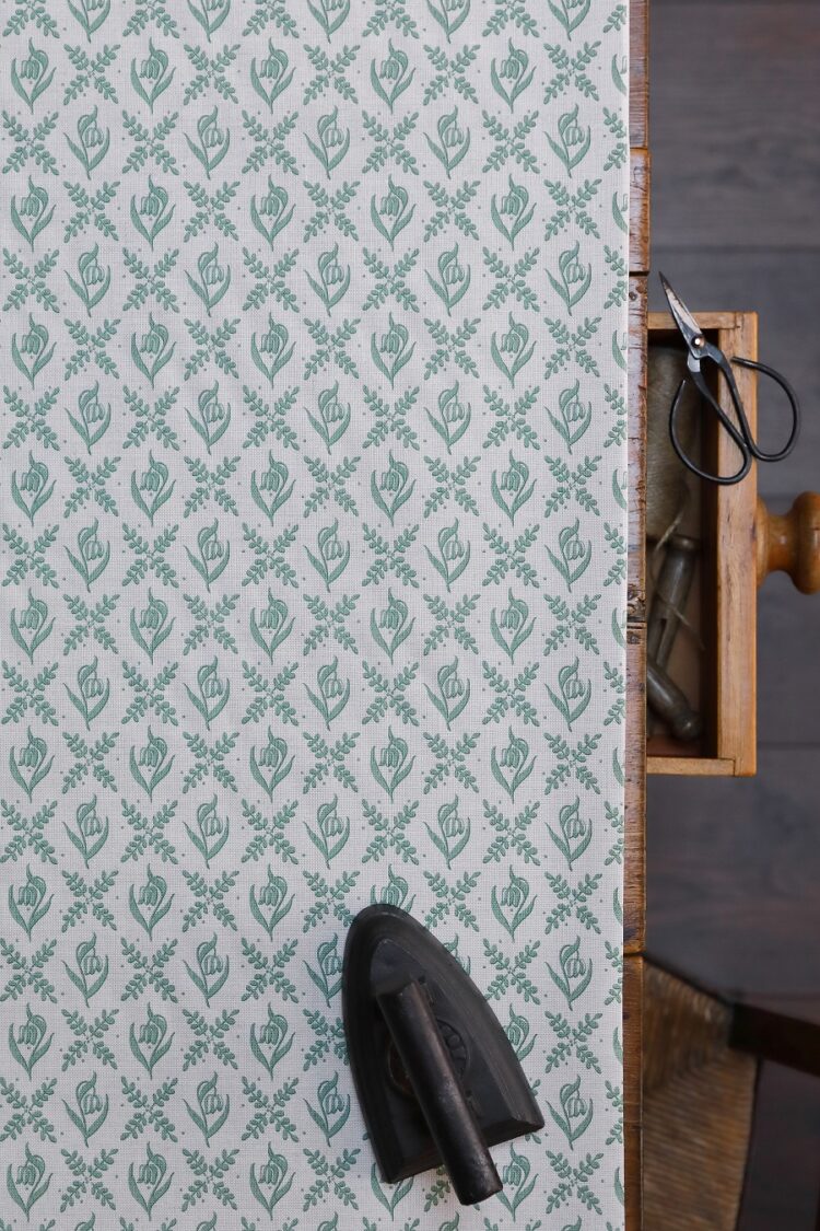 Tulip Trellis Mint on Cream Linen