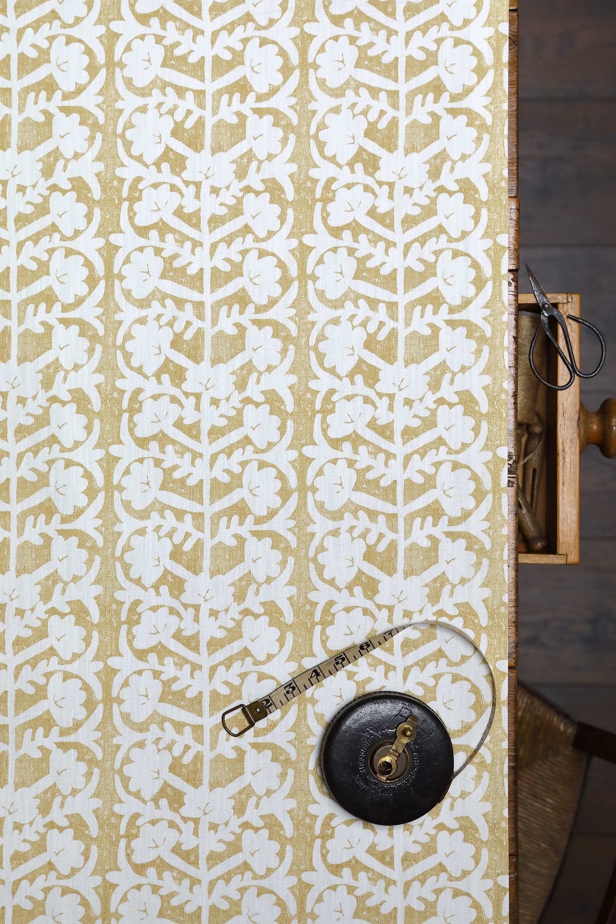 Antibes Grande Newport Gorse Blotch on Chunky White Linen Union